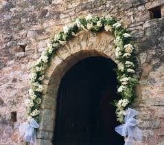 arco con flores naturales para entrada de iglesia